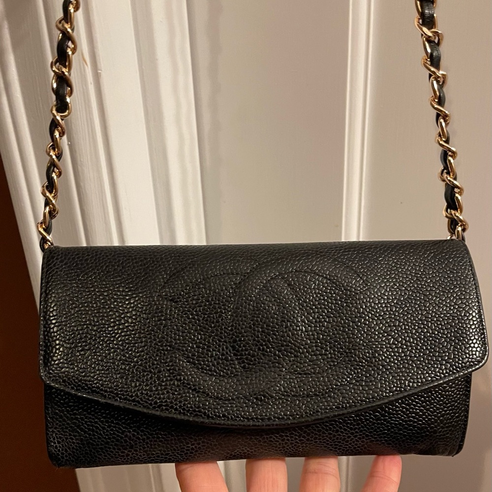 CHANEL Textured Black Crossbody Bag with Gold Chain - Picture 4 of 15